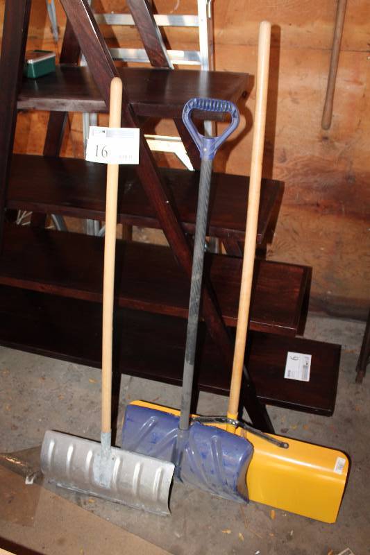 lot 16 image: Snow Shovels