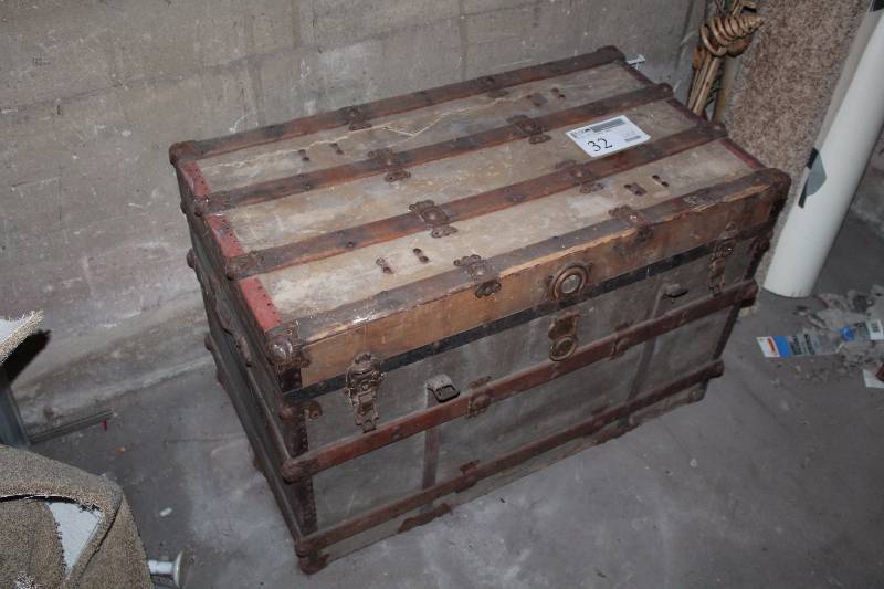 lot 32 image: Vintage Steamer Trunk