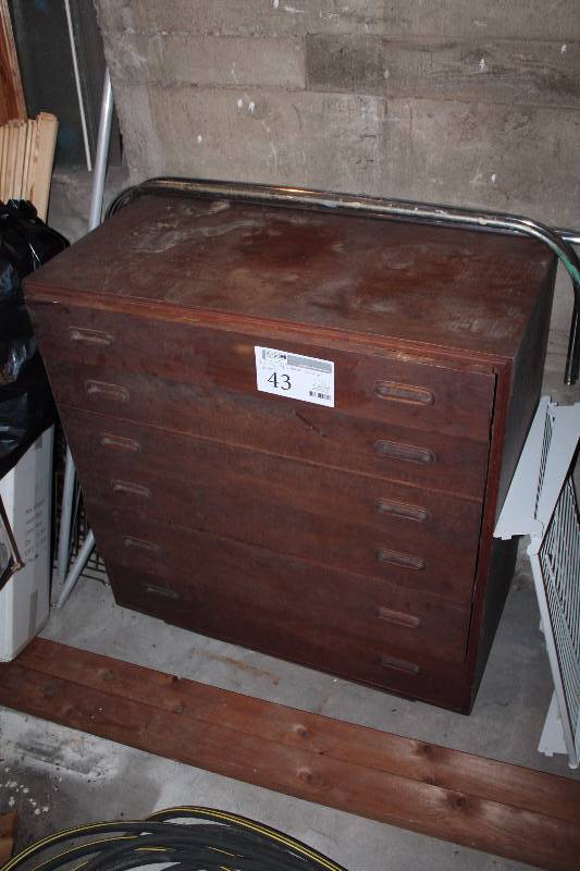 lot 43 image: Vintage 6 Drawer Wooden Dresser