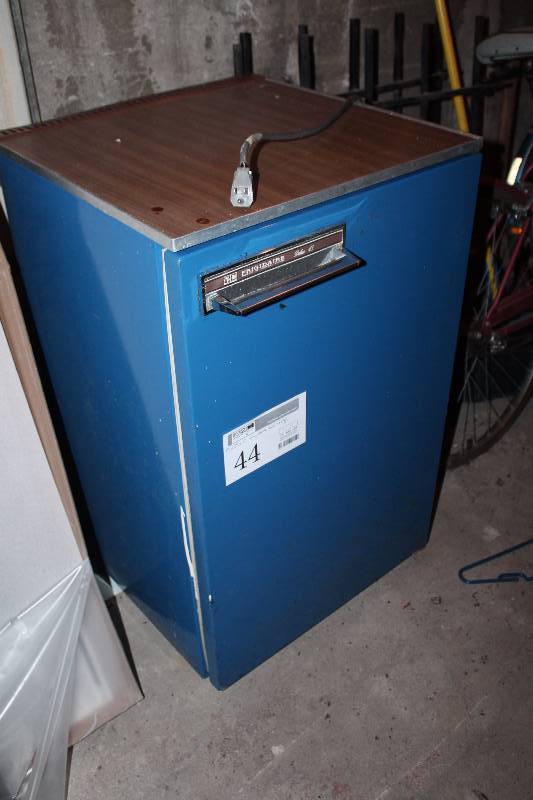 lot 44 image: Vintage Frigidaire Mini Fridge