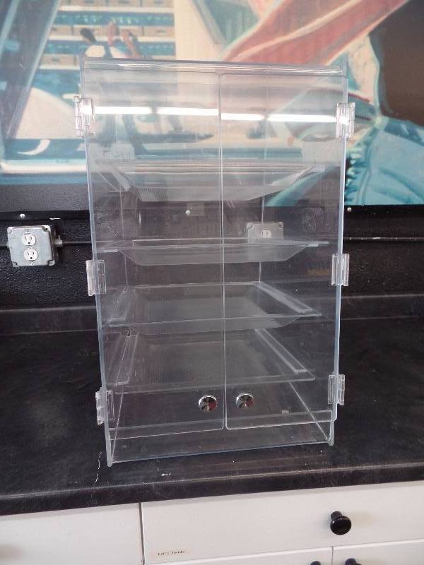 lot 7 image: Display case
