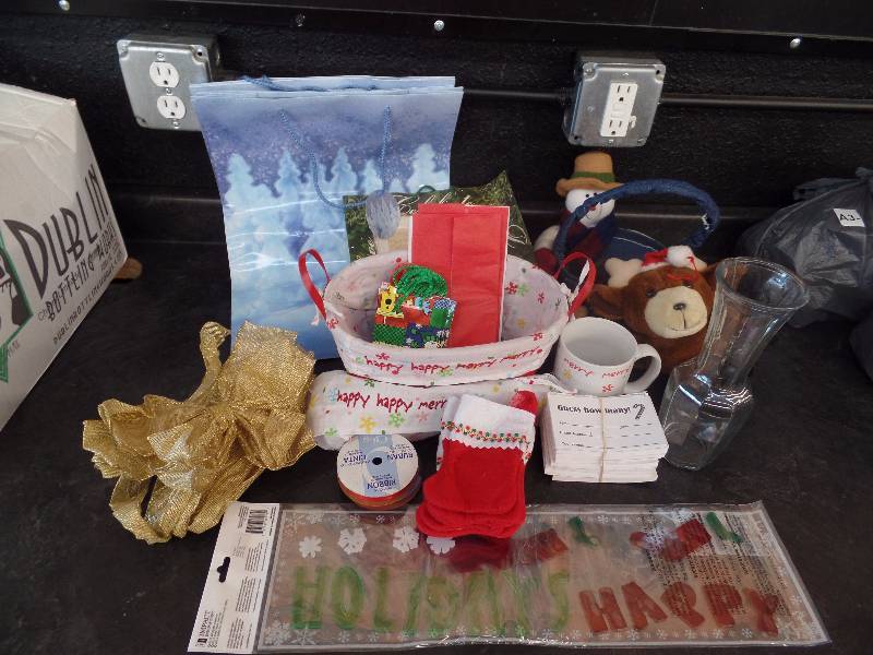 lot 14 image: Christmas misc.