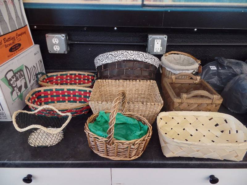 lot 15 image: Christmas baskets & misc.