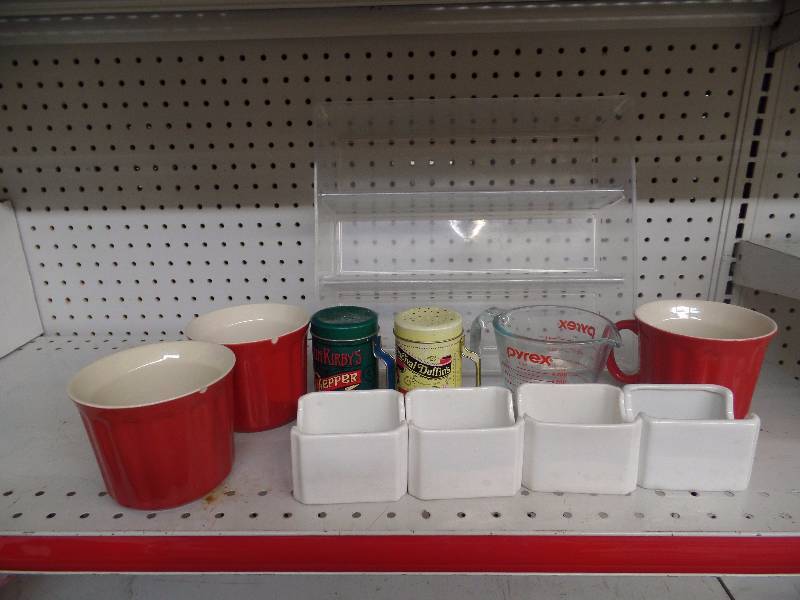 lot 42 image: Kitchen items