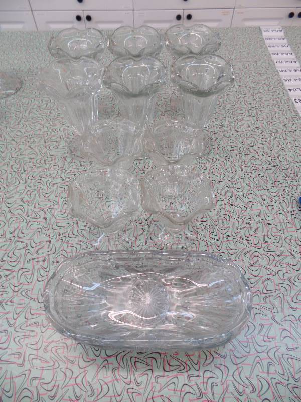 lot 69 image: Glassware desserts