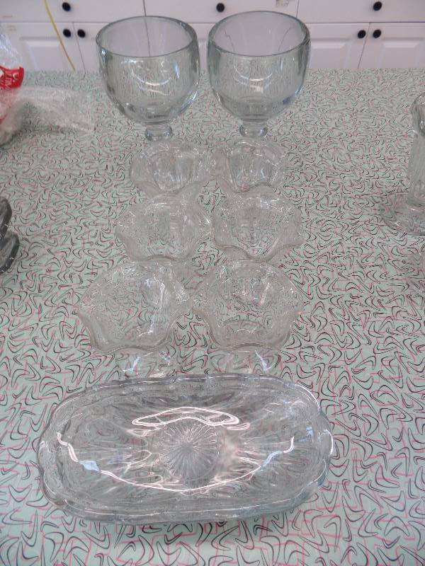lot 70 image: Glassware desserts