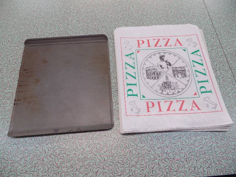 lot 77 image: Pizza bags & pan