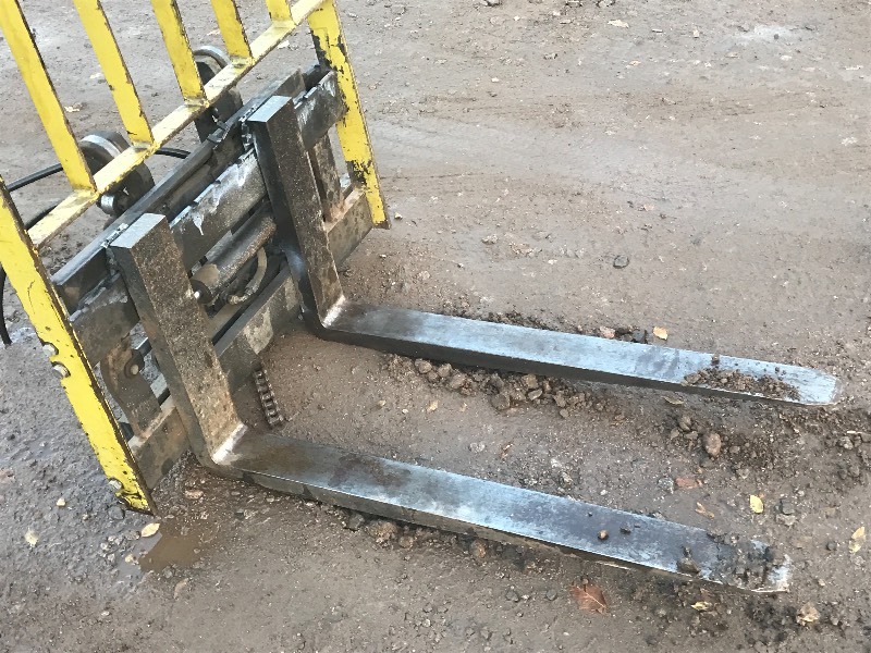 lot 4 image: Forklift Cage & Forks