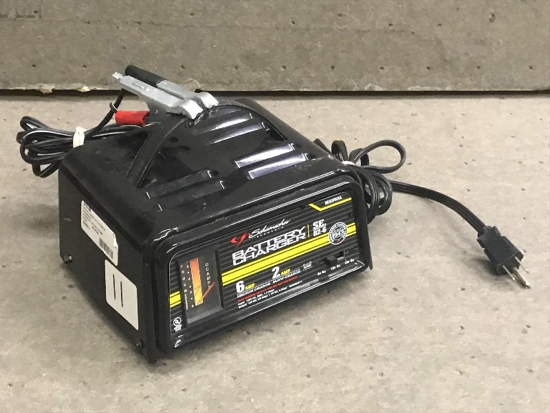 lot 11 image: Schumacher SE-826 26Amp 612Volt B...