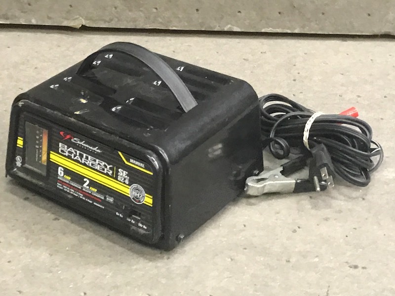 lot 12 image: Schumacher SE-826 26Amp 612Volt B...