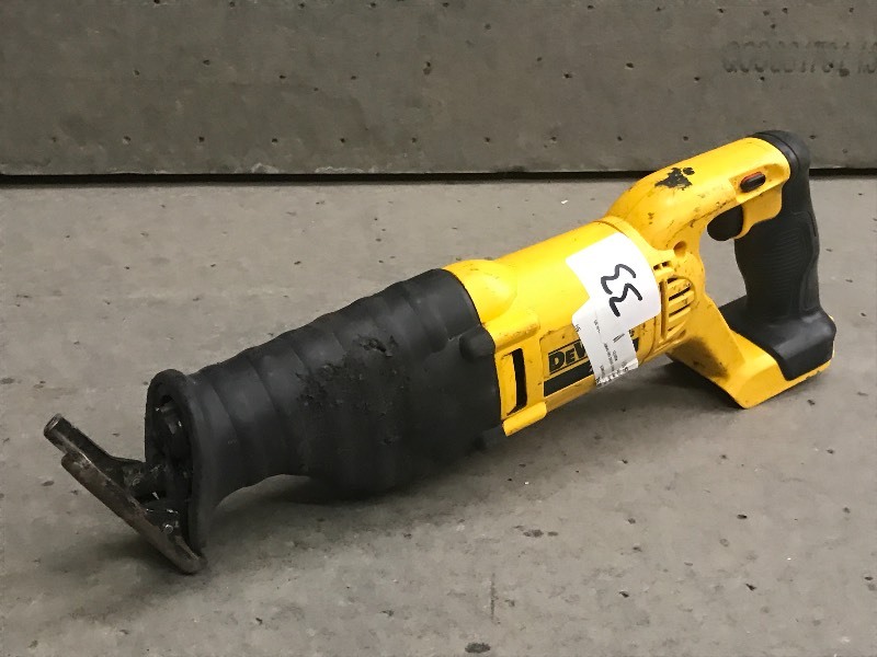 lot 33 image: DeWalt DCS381 Cordless 20Volt Recip...