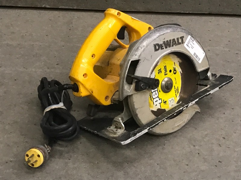 lot 38 image: DeWalt DW362 115Volt 7.25 Circular...