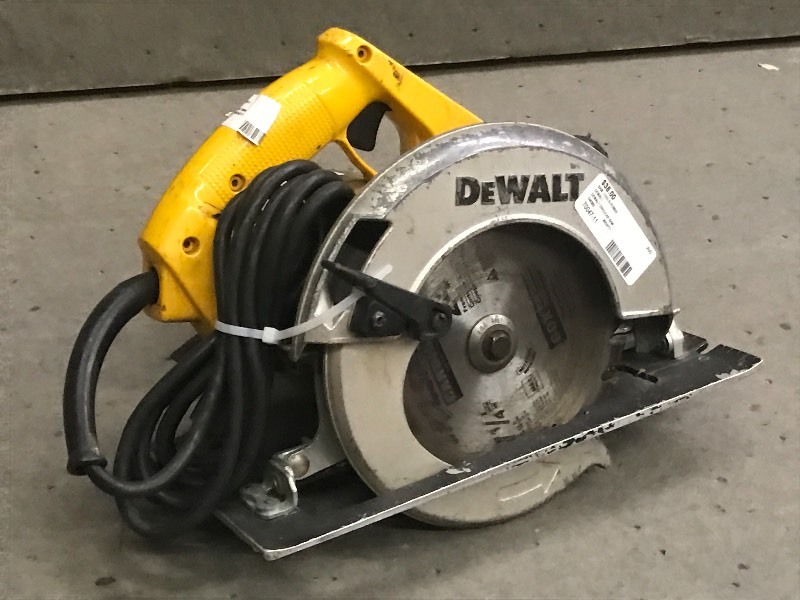 lot 39 image: DeWalt DW362 115Volt 7.25 Circular...
