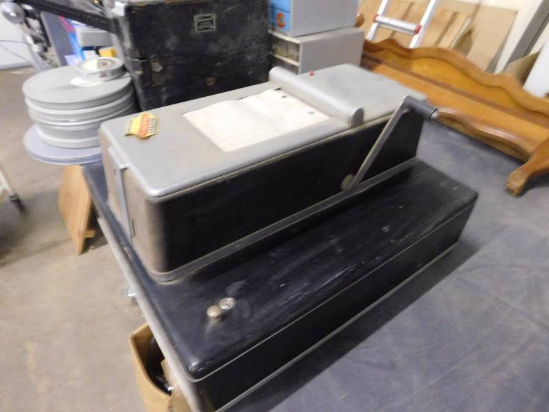 lot 18 image: Vintage Cash Register