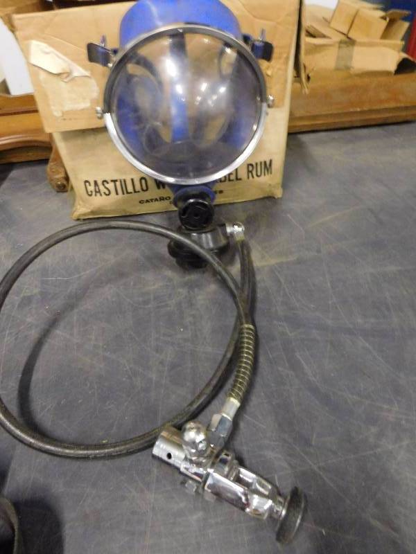 lot 19 image: Survivair U.S. Divers Air Tank & Mask