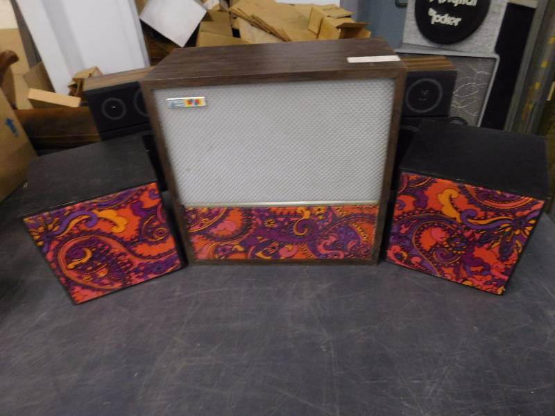 lot 22 image: Misc. Lot of Speakers