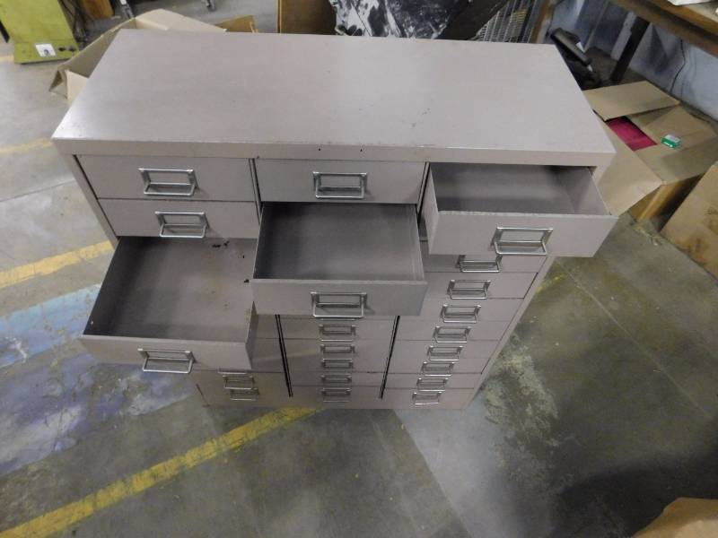 lot 51 image: Metal Storage Cabinet