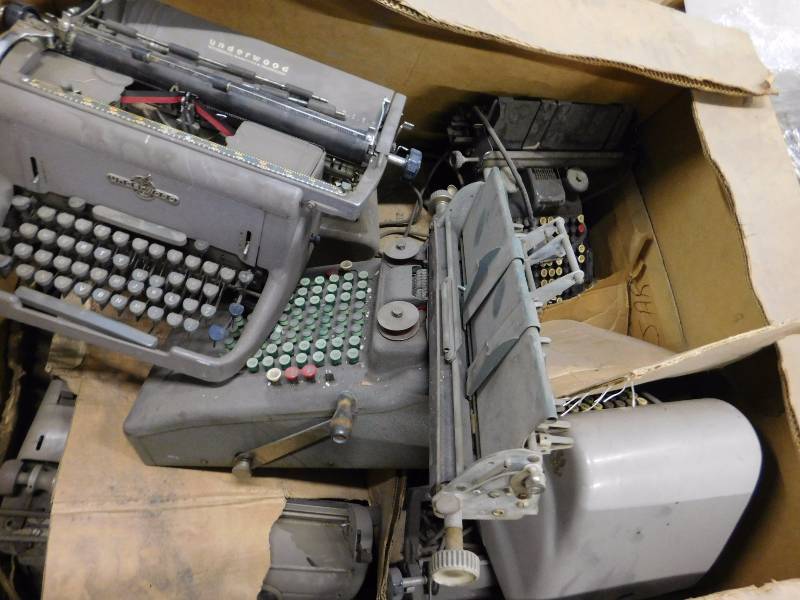 lot 58 image: Pallet Lot of Vintage Typwriters