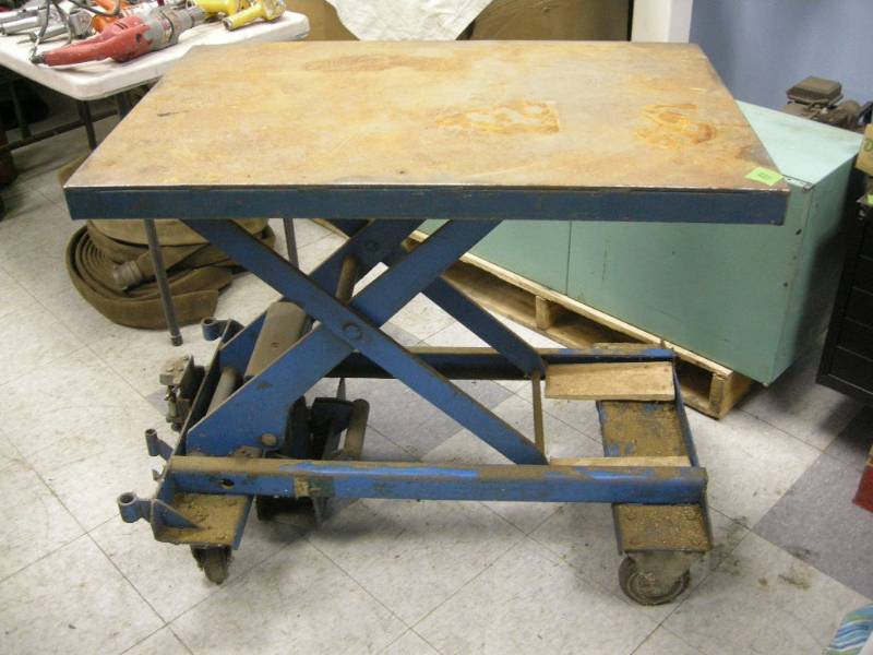 lot 11 image: Dandy Lift Hydraulic Scissor Lift Table