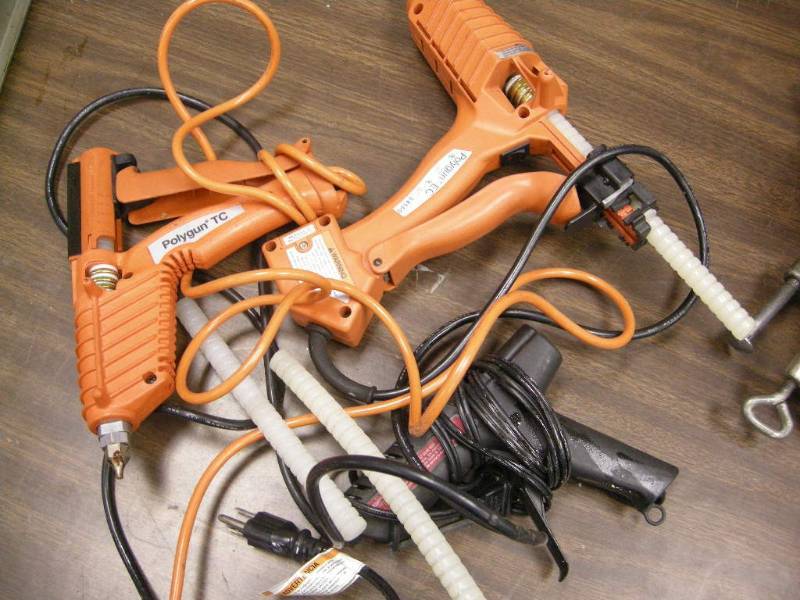 lot 33 image: 3M Polyguns