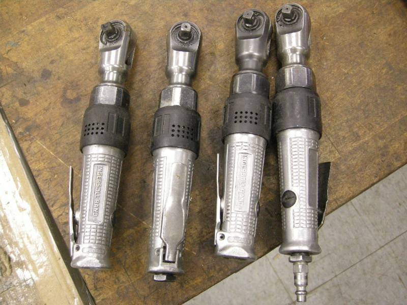lot 79 image: 4 Ingersoll Rand 38 Heavy Duty Air Ratchets