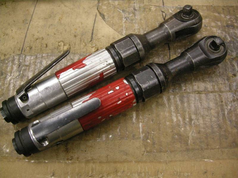 lot 83 image: 2 Air Ratchet Wrenches 38
