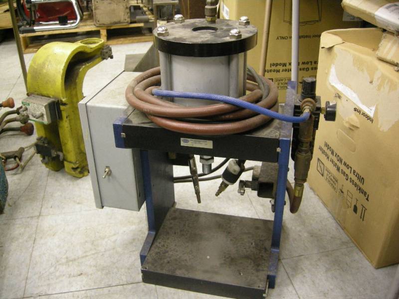 lot 114 image: Fabco-Air Air Press
