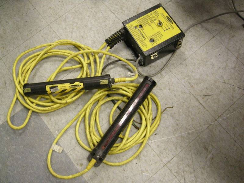 lot 139 image: Banner Machine-Guard Control Box with Emitter and Receiver