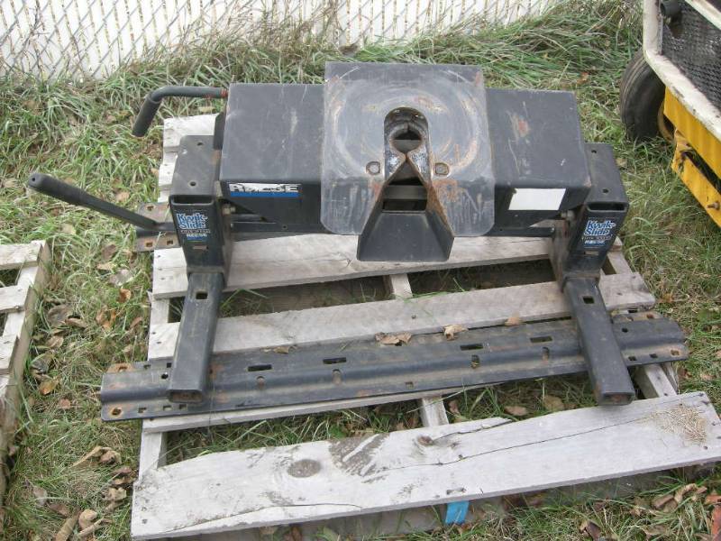lot 183 image: Reese Kwik-Slide 5th Wheel