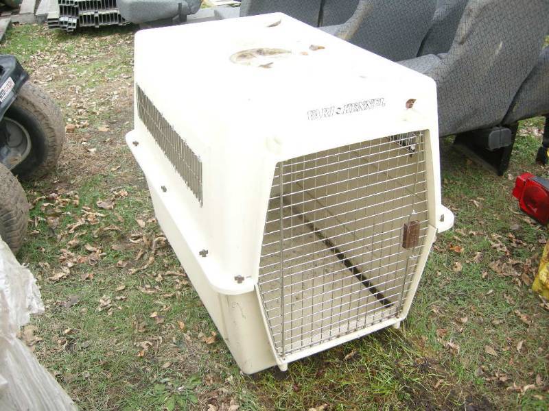 lot 195 image: Large Vari-Kennel