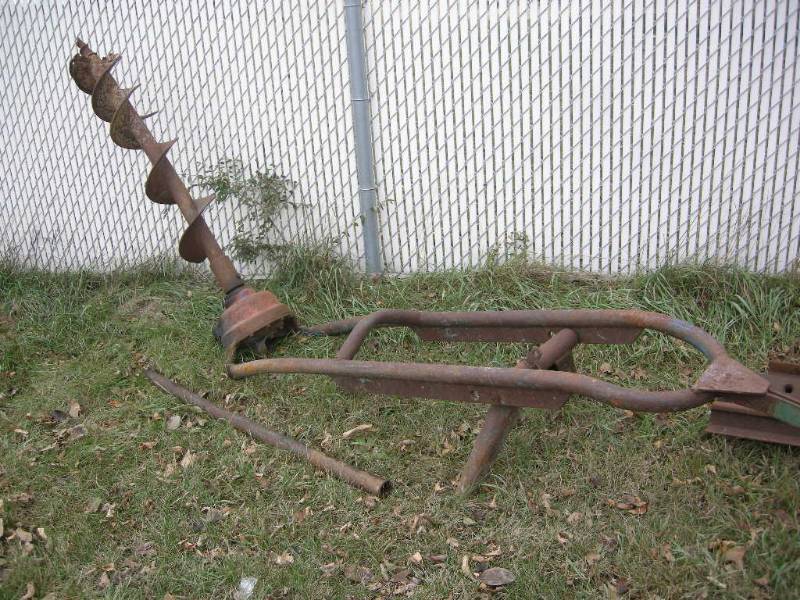 lot 206 image: PTO Hole Auger Bracket and Bit