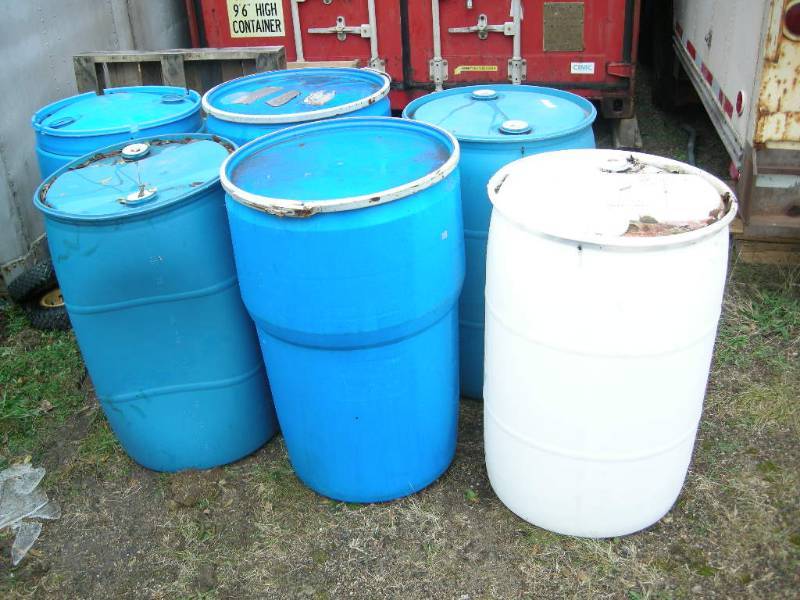 lot 224 image: 6 Plastic Barrels