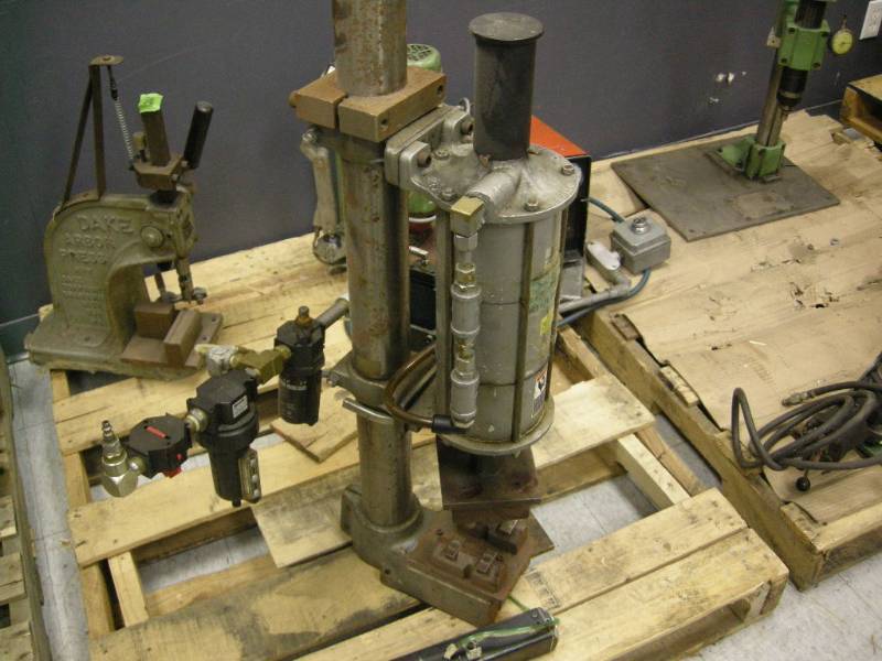 lot 272 image: Air-Mite 5800lb Press