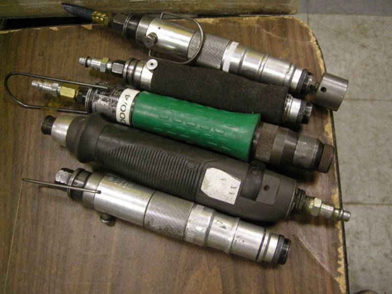 lot 304 image: 5 Pneumatic In-Line Screwdrivers