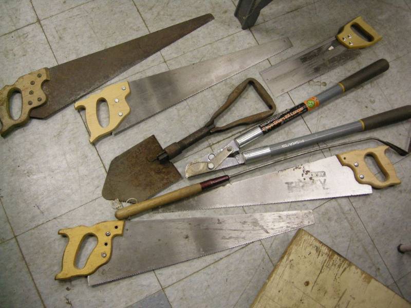 lot 328 image: Saws and Things That Cut