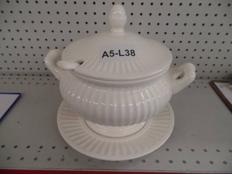 Tureen beverage server