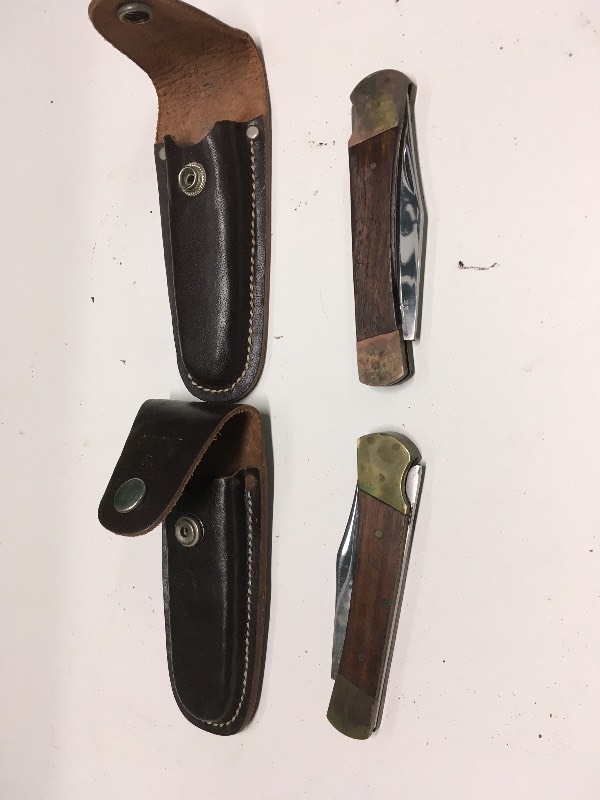 2 Knives in Leather Cases