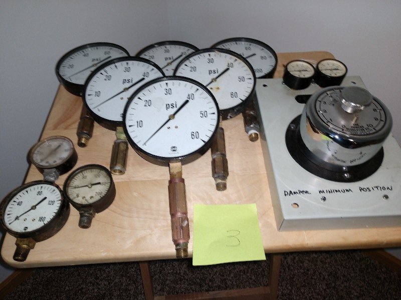 lot 3 image: Pressure Gauges and Powers Regulator