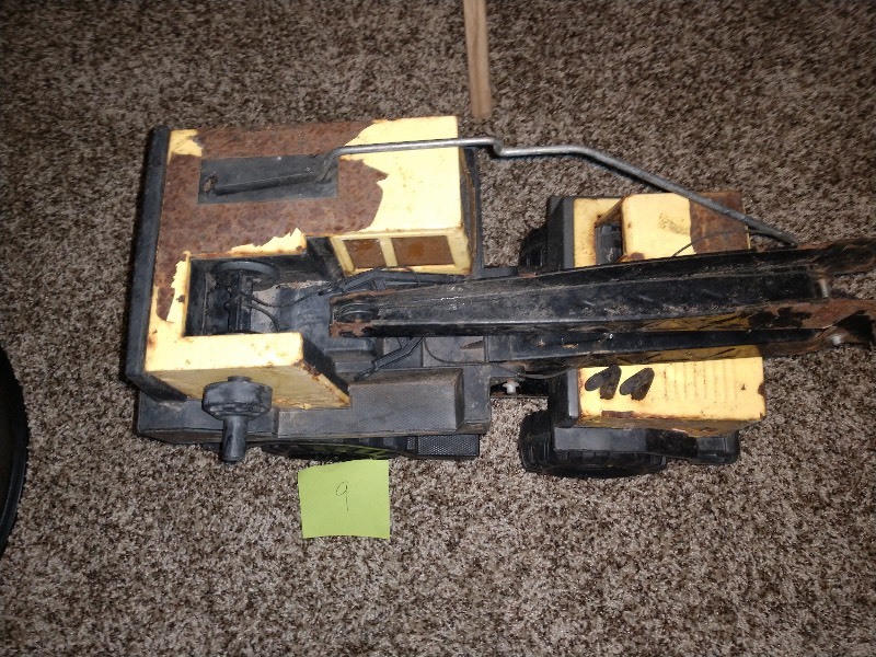 lot 9 image: Crane Tonka Truck