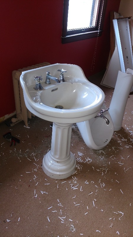 lot 84 image: Porcelain Pedestal Sink