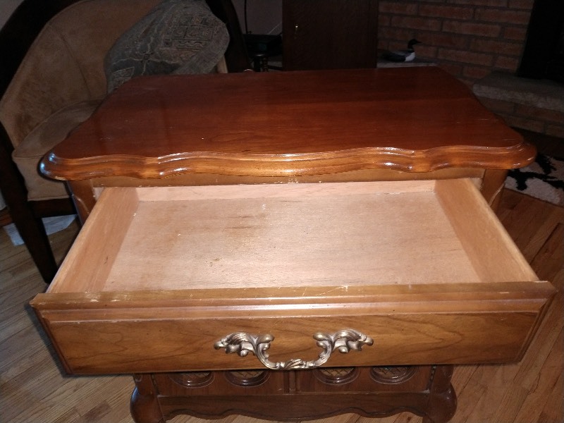 lot 122 image: End Table Cabinet