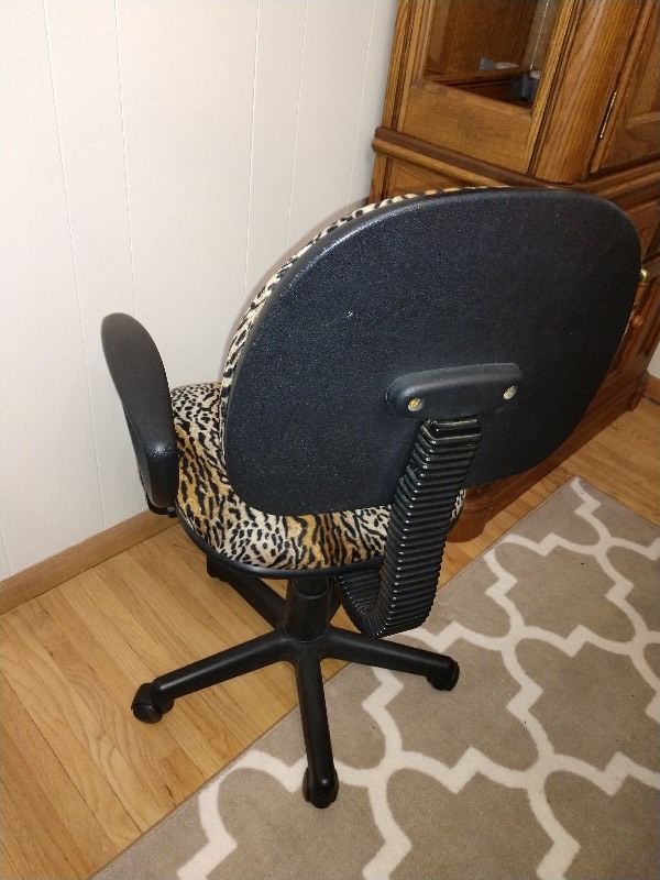 lot 128 image: Leopard Upholstery Office Computer Chair