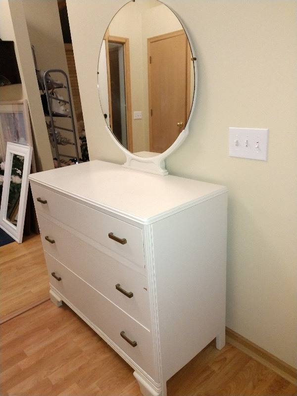 lot 95 image: White Dresser w Round Mirror