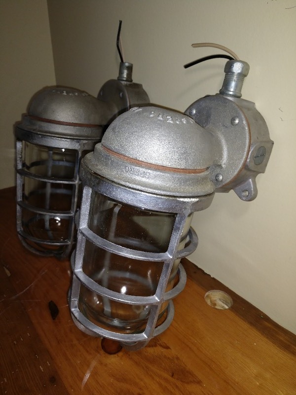 lot 154 image: Explosion-Proof Industrial Spero Electric Caged Lights (2)