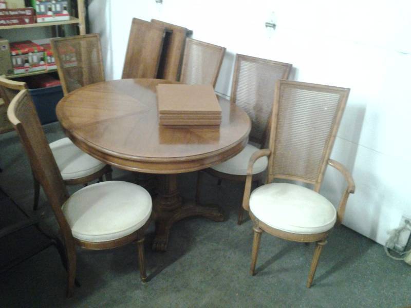 lot 4 image: Hickory Mfg Co. High End 1960s Asian Inspired Walnut Dining Set