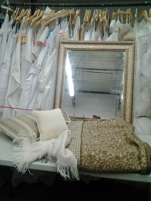 lot 14 image: Large Mirror 30x36, Duvet Cover 88 Inches x 8 Ft, Decorative Pillows, Throw Blanket