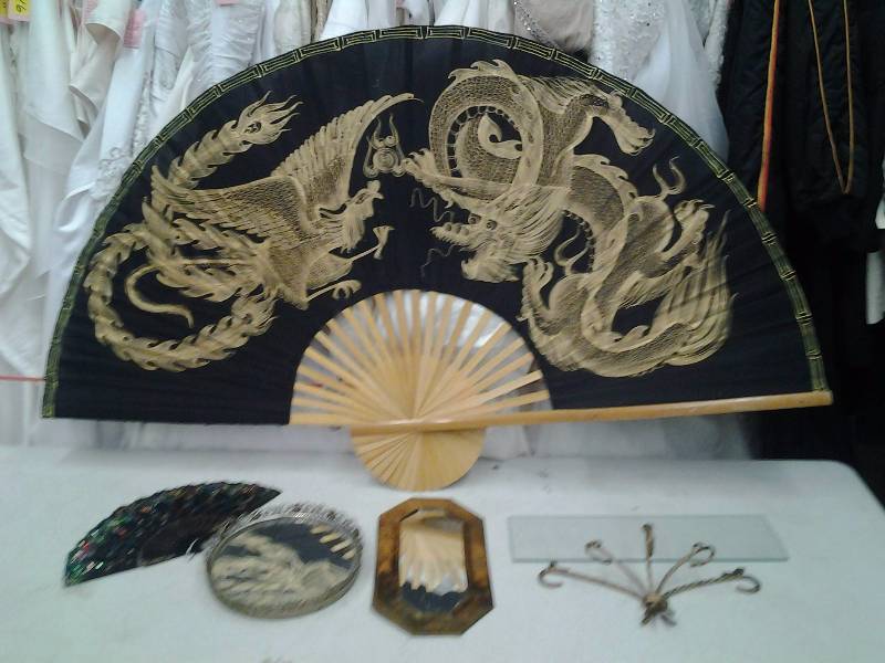 lot 23 image: Large 5 Foot Asian Fan & Brass Mirror Decor