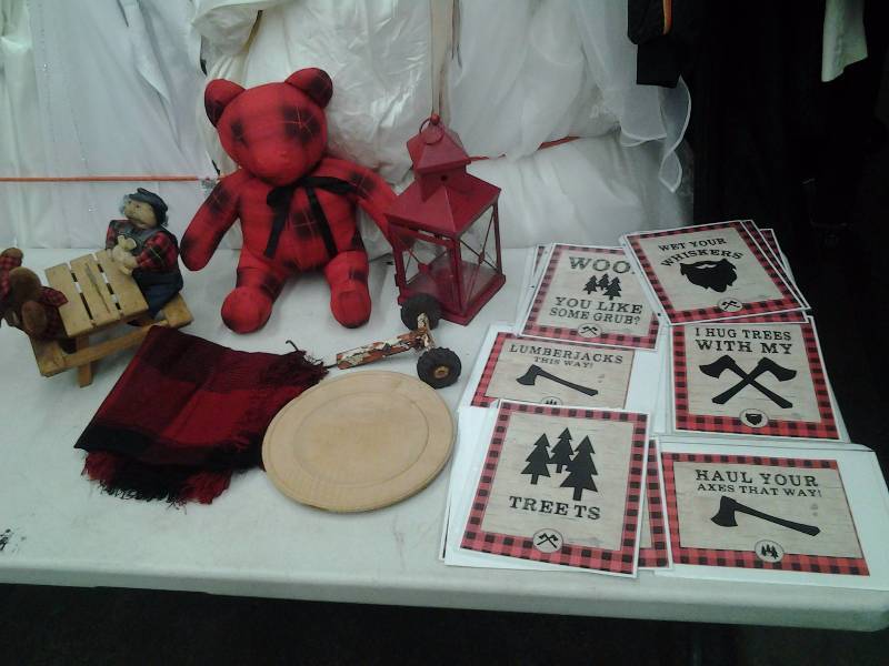 lot 28 image: Lot Of Rustic Lumberjack Decor