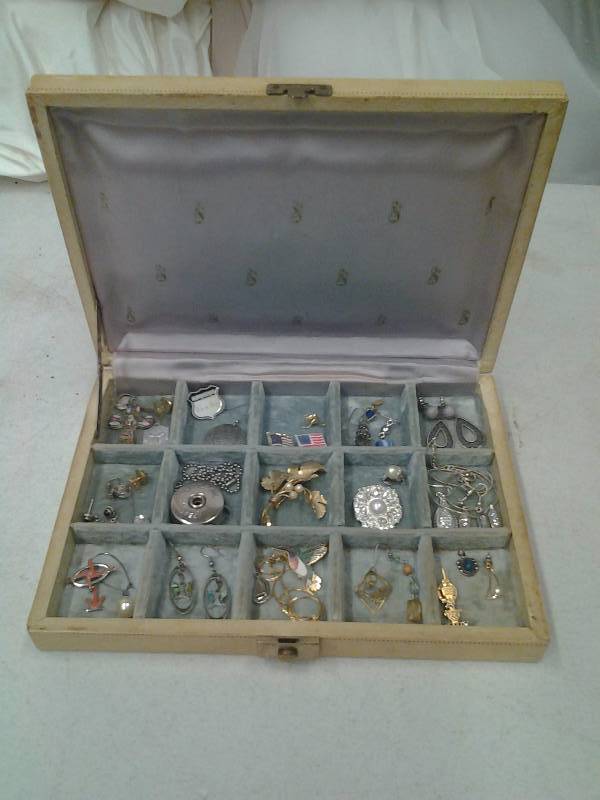 lot 32 image: Vintage Jewelry Box With Contents