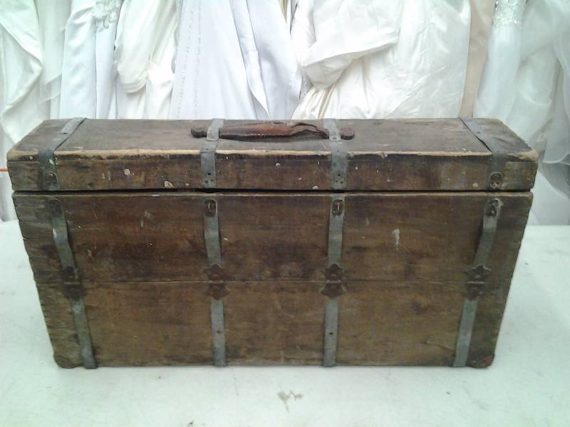 lot 54 image: Vintage Wood Tool Chest 33x18x7